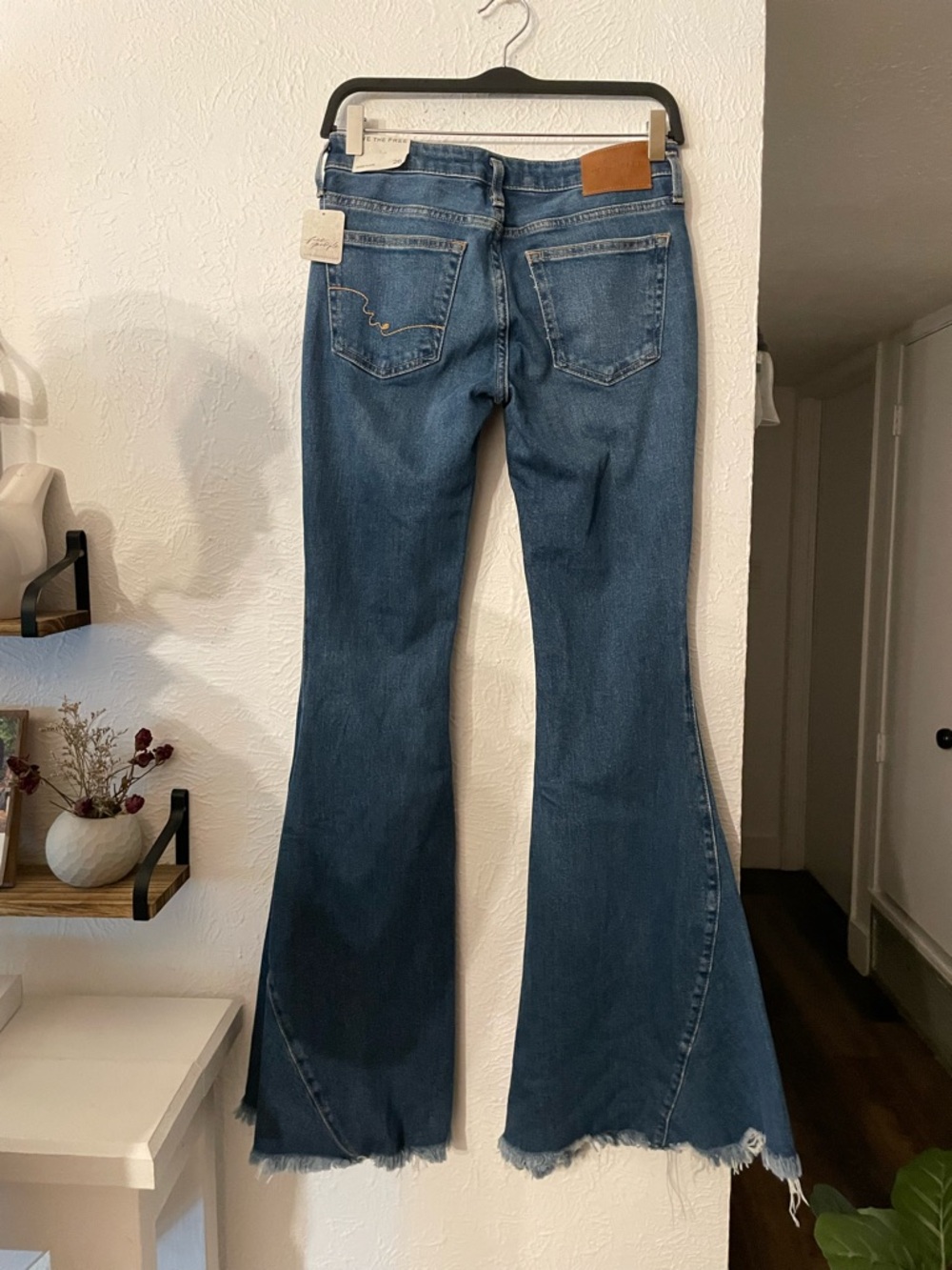NWT We The Free Emre Low-Rise Flared Blue Jeans Frayed Hem Size 26 - Picture 4 of 7